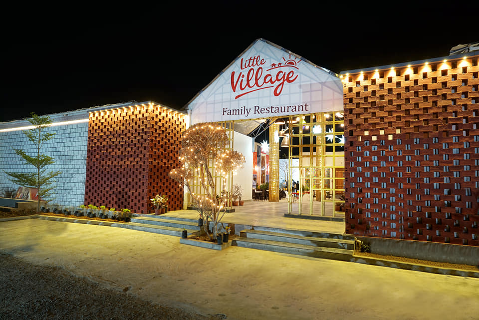 Little Village Ambiance